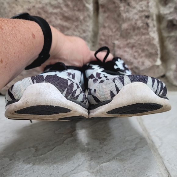 Nike women's running shoes size 9.5 black & white training - Picture 3 of 7